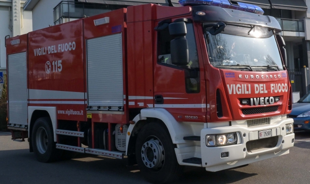 Saronno, bambine incastrate sull’altalena