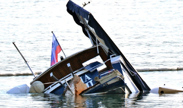 Lisanza, la barca torna a galla. Ma restano i misteri