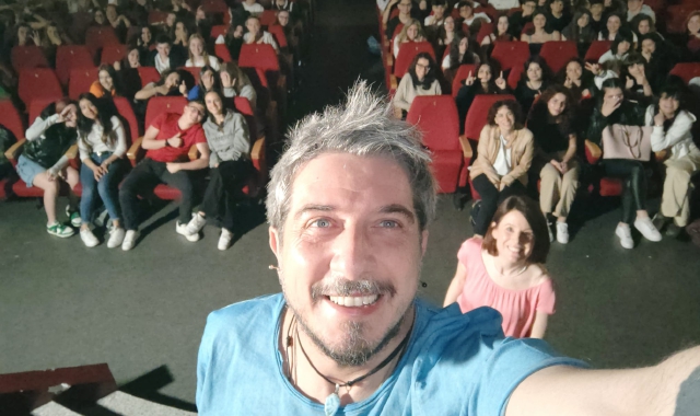 Il selfie di Paolo Ruffini con gli studenti a Luino (foto Redazione)