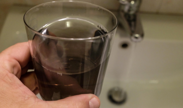 Acqua sporca raccolta in un bicchiere (foto Archivio)