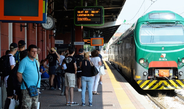 Nella foto in alto, la stazione Nord di Varese, da dove è partito il treno teatro dell’aggressione. Qui sopra, due agenti della Polfer