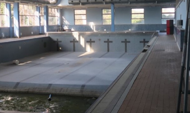 La vasca della piscina di Nerviano così come si presenta oggi, dopo sei anni di anni di chiusura dell’impianto (Redazione)
