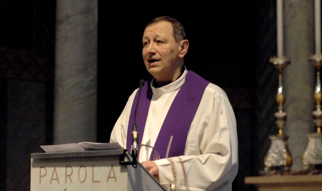 Don Fausto durante la celebrazione di una messa