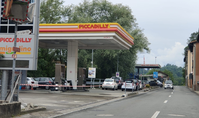 Il distributore preso d’assalto dal rapinatore