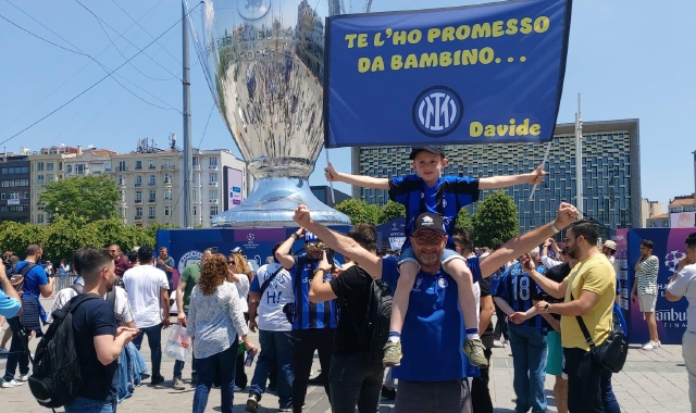 Un tifoso nerazzurro di Azzate a Istanbul col proprio figlio (foto Redazione)