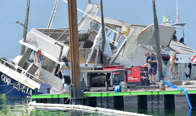 Il recupero della Gooduria dal fondale del lago Maggiore alla riva di Lisanza: il relitto si trova nel cantiere della frazione sestese dove la Procura cercherà tracce e indizi sulla sciagura, accaduta il 28 maggio (foto Blitz)
