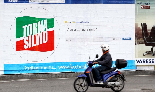Il maxi-manifesto in piazza Repubblica