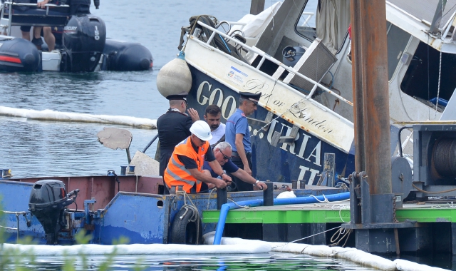 Il relitto a riva, sotto da sinistra il colonnello Gianluca Piasentin, il pm Massimo De Filippo e il procuratore capo di Busto Carlo Nocerino (foto Blitz)