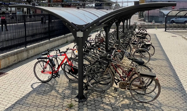 I ladri a volte, non potendo portare via l’intera bici, rubano i pezzi. Qui a lato la bicicletta del bambino di Cassina Ferrara per la quale la mamma lancia un appello (Foto Blitz)