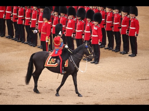 Carlo III a cavallo per la prima parata di compleanno