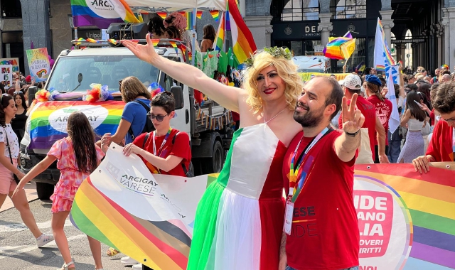 Il ritrovo del Varese Pride in piazza Monte Grappa  (foto Blitz)
