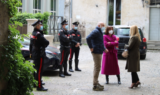 Gli inquirenti sul luogo della tragedia (foto Archivio)