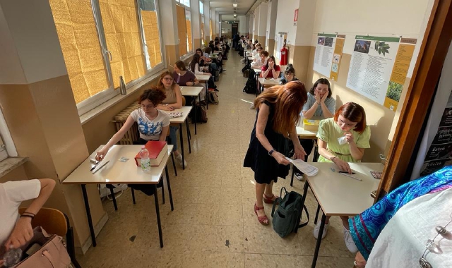 Esame di maturità: si inizia con Moravia, Whatsapp e Piero Angela