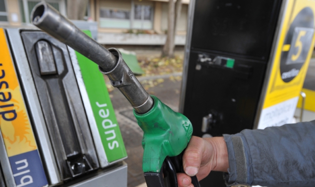 Un distributore di benzina (foto Archivio)