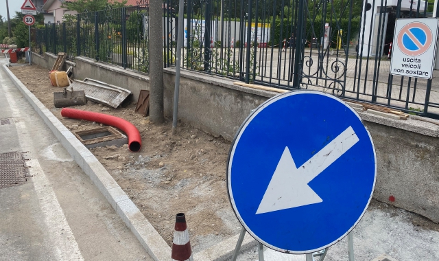 I lavori per la realizzazione del nuovo marciapiede in via Giordani