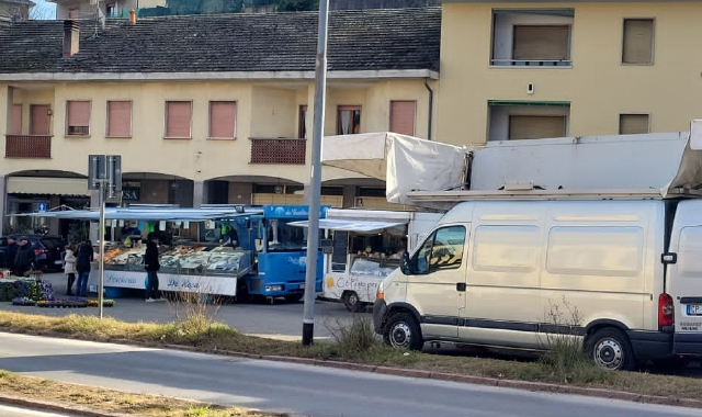 Gli ambulanti in piazza della Pesa, “sfrattati” dai lavori