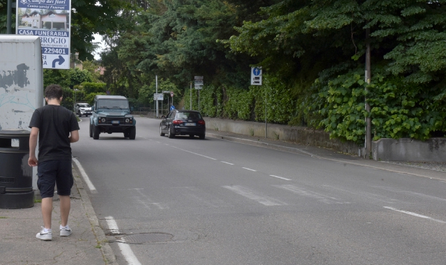 L’attraversamento pedonale di via Virgilio a Sant’Ambrogio (foto Blitz)