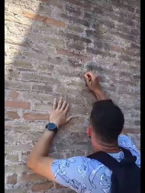 Sfregio al Colosseo, turista rischia carcere e maxi multa