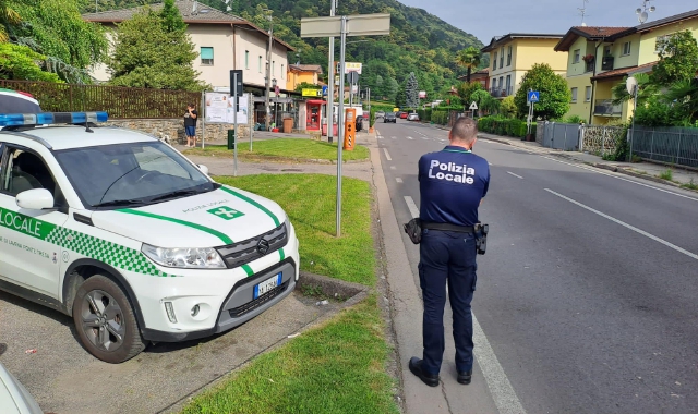 Lavena Ponte Tresa, controlli della polizia locale  (foto Redazione)