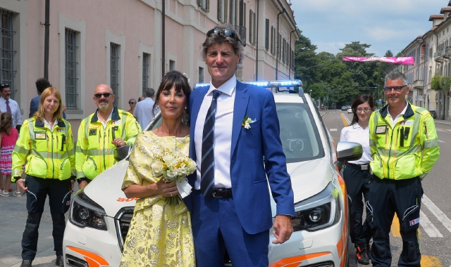 Gli sposi davanti a Palazzo Estense (foto Angelo Puricelli - Agenzia Blitz)