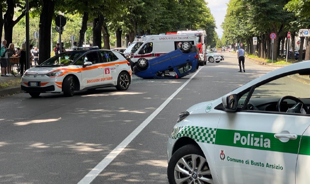 Incidente a Busto Arsizio, auto si ribalta