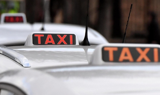 Varese, di notte a caccia del taxi