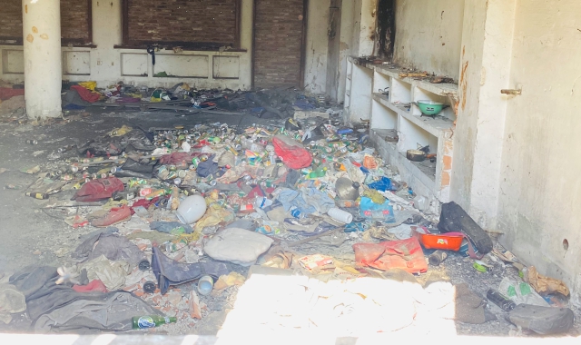 Nelle immagini le pessime condizioni in cui versa l’edificio di via Dante, abbandonato a se stesso. Lo stabile è stato messo all’asta  