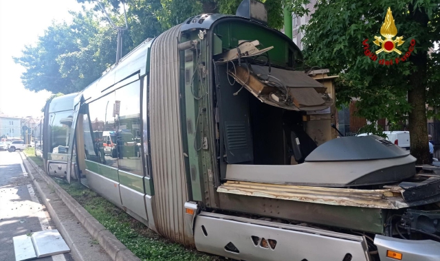 Tram deraglia a Milano: sei feriti