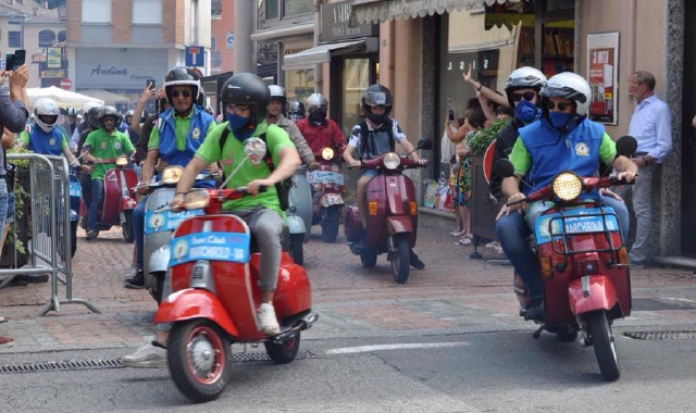 Ponte Tresa, tutti in Vespa. Maxi-raduno