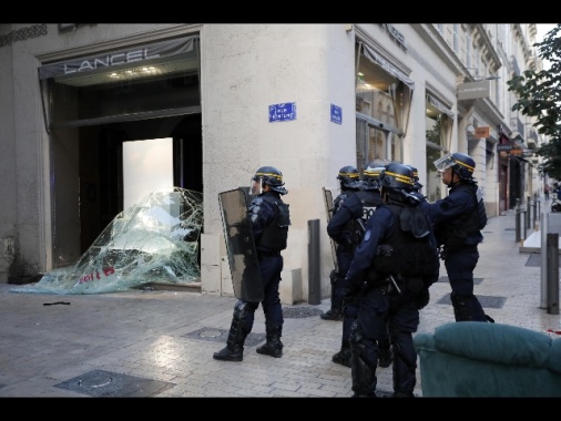 In Francia un morto per 'flash-ball' a Marsiglia, inchiesta