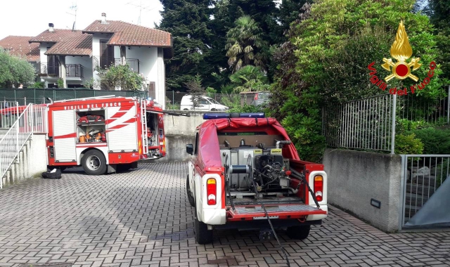 I vigili del fuoco sono intervenuti per gli incendi delle auto a Luino e della mansarda a Taino