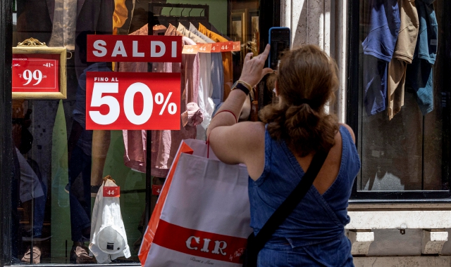 Partono i saldi, spesa di 213 euro a famiglia