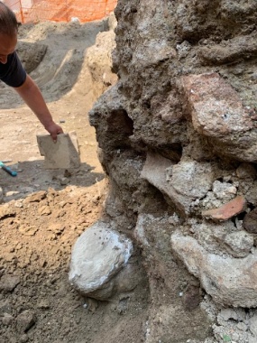 A Piazza Augusto Imperatore riaffiora una testa in marmo