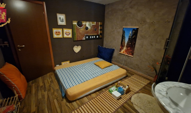 Una delle stanze della “casa a luci rosse” (foto polizia di Gallarate)