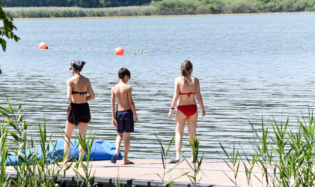 In costume alla Schiranna per sconfiggere il caldo