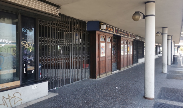 Il portico di via Casula col pub chiuso per la rissa avvenuta fiori dal locale