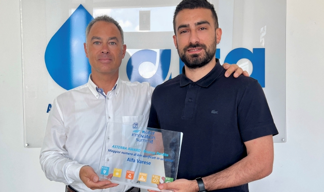 Andrea Righi, Responsabile commerciale di 2F Water Venture consegna il premio a Pietro Galante, responsabile conduzione acque potabili di Alfa Srl
