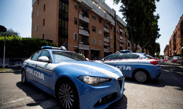 Si butta dal balcone: presa per un braccio