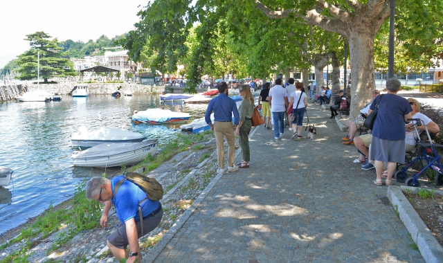 Turisti sul lungolago di Laveno