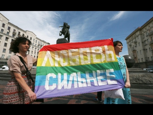 Russia approva legge che vieta interventi cambio sesso