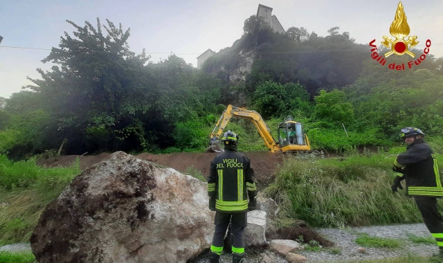 Masso precipitato: due famiglie evacuate sotto la Rocca di Angera