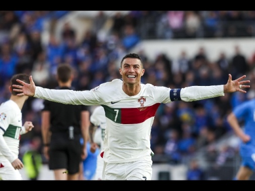Ronaldo l'atleta più pagato nel 2023, si aggiudica il Guinness