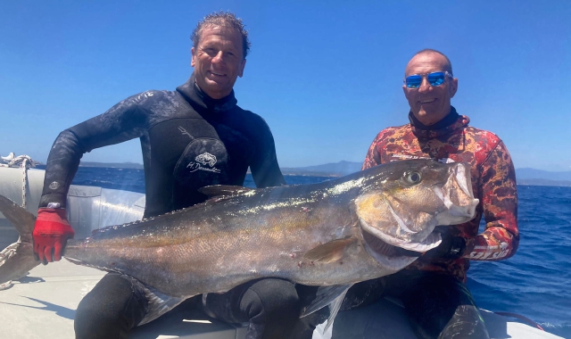 Tovaglieri e Pelizzari con la ricciola gigante (foto Facebook)