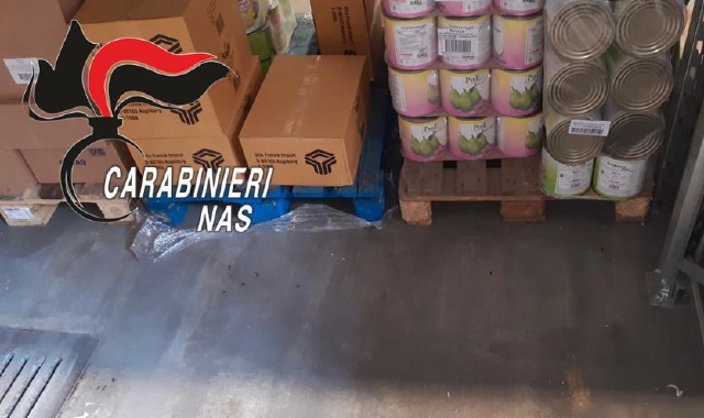 L’interno del deposito di alimentari