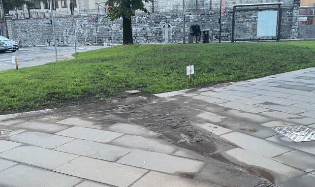 Nelle foto, piazza Biroldi con l’aiuola che crea problemi: qui sopra il rivolo di fango e la soluzione artigianale dei pasticceri(foto Blitz)