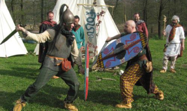 La rievocazione in costume di una battaglia celtica (foto Archivio)