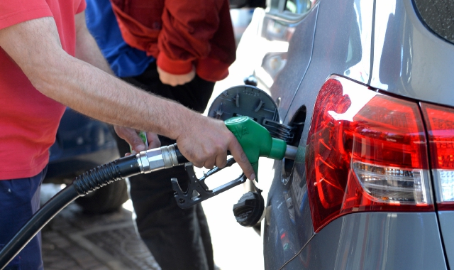 Distributore di benzina (foto Archivio)