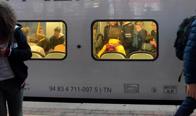 Pendolari su un treno diretto a Varese (foto Archivio)
