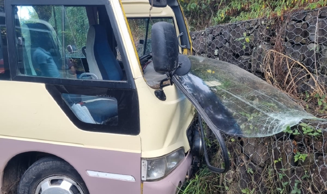 Due immagini del pullman su cui sono rimasti feriti i turisti italiani in Madagascar