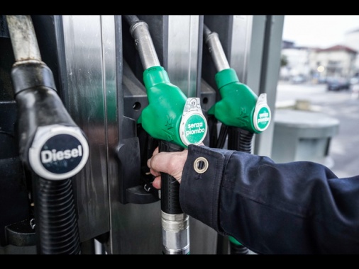 Benzina stabile, Eni e Q8 riducono prezzi raccomandati